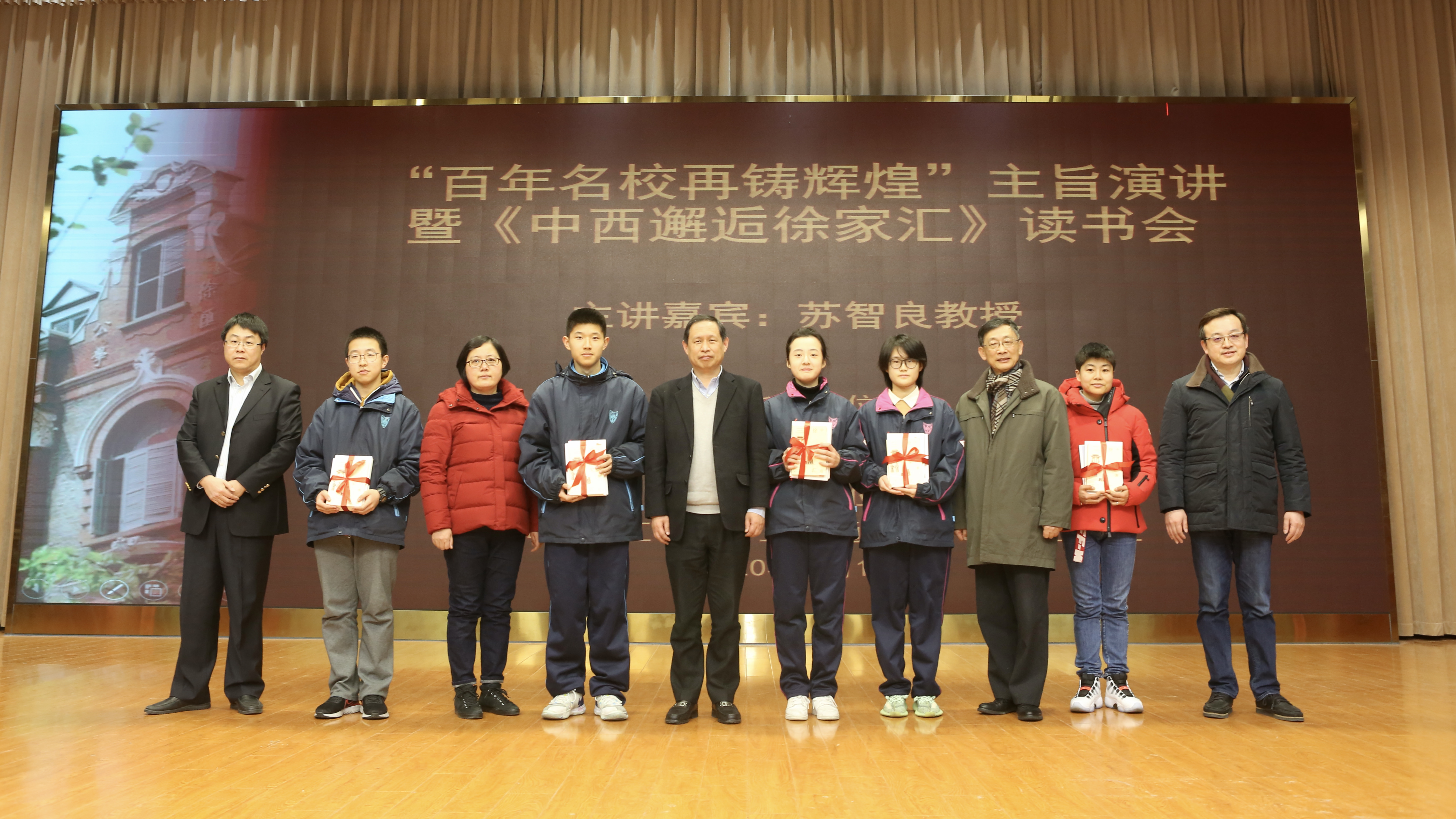 向师生代表赠书.JPG