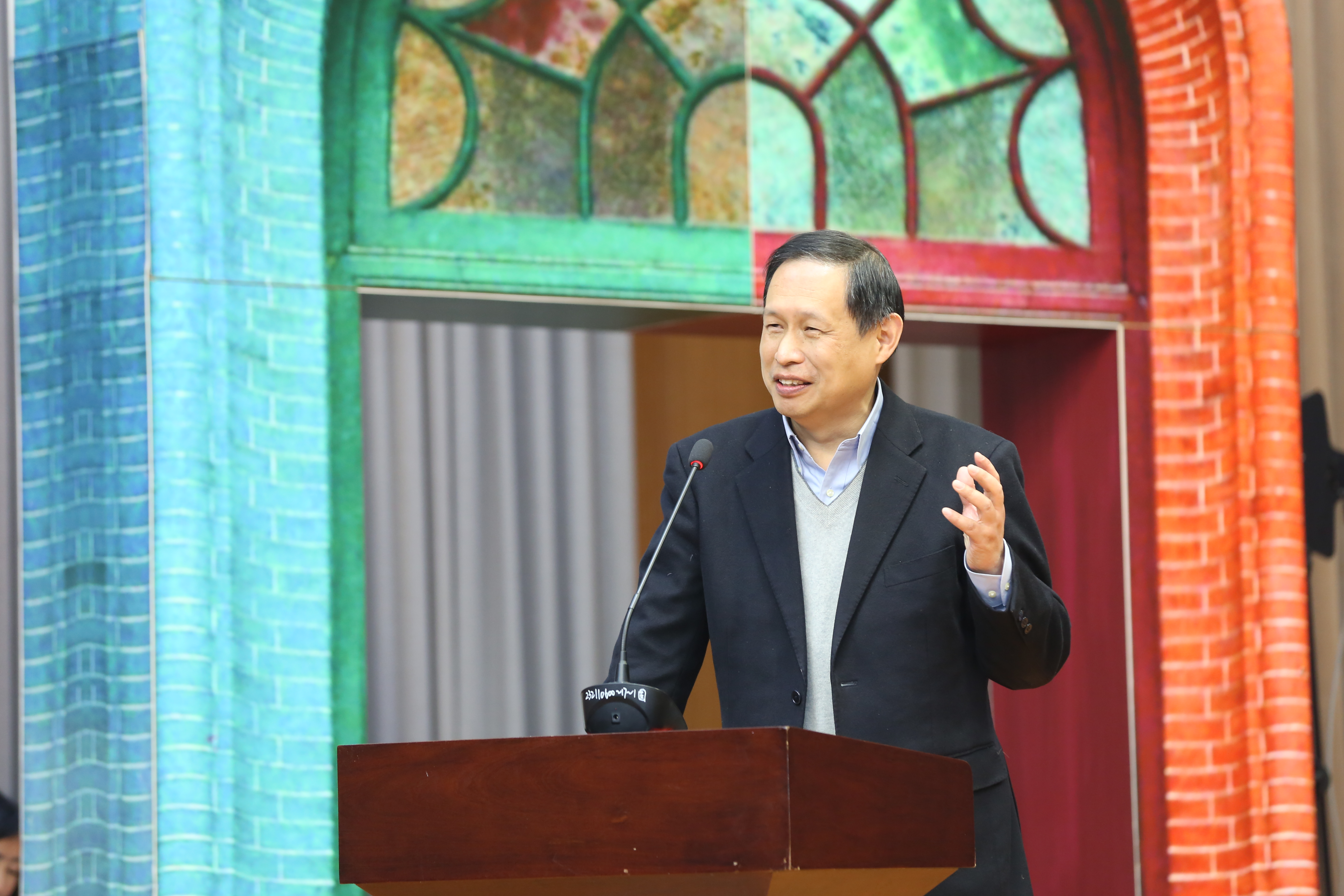 徐汇中学校友、上海市地方志办公室主任洪民荣寄语母校.JPG