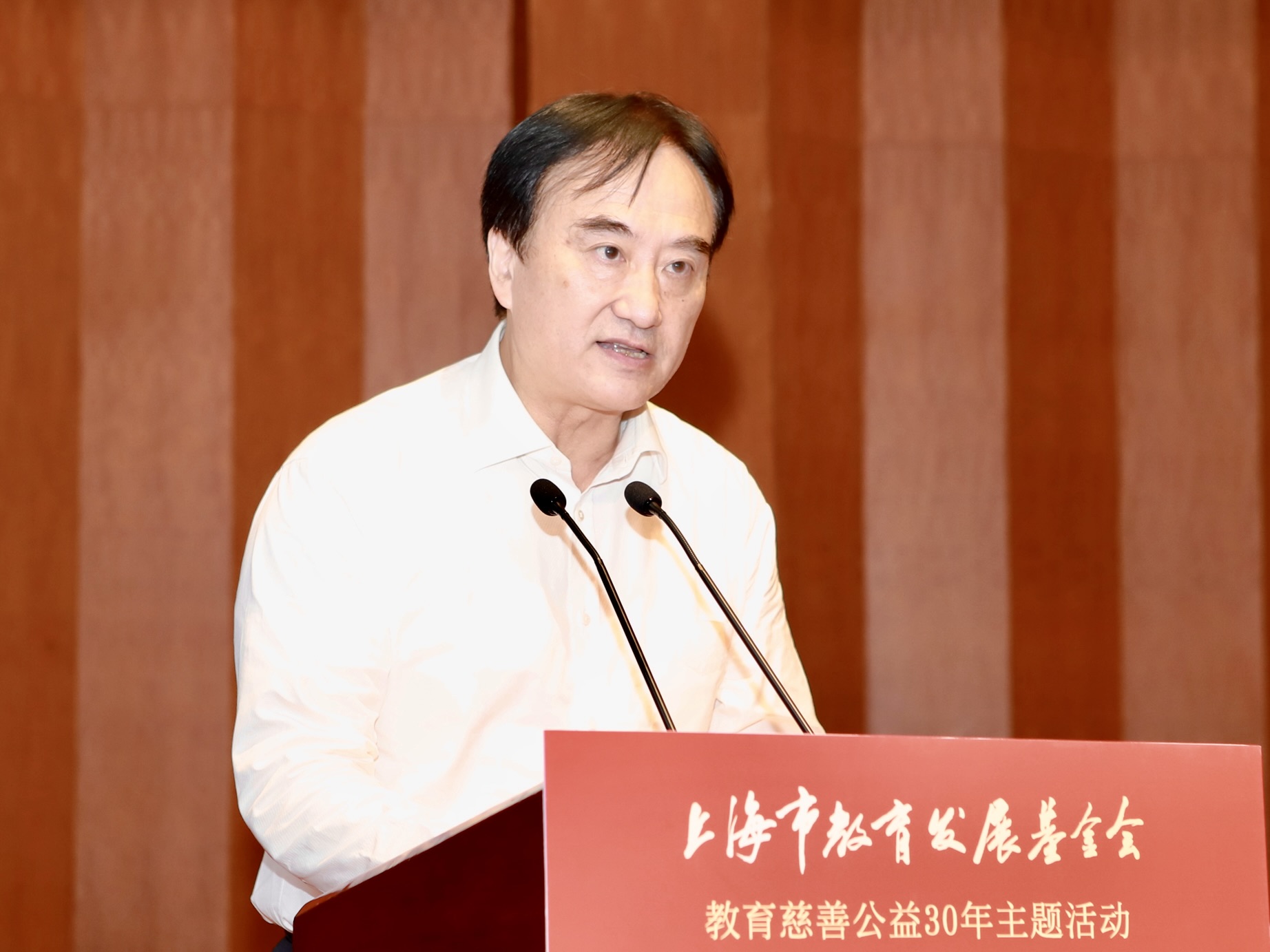 上海市教育发展基金会副理事长蒋红宣读《关于上海市教育发展基金会教育慈善公益30年致敬30人的决定》（谈乐达 摄）.jpg
